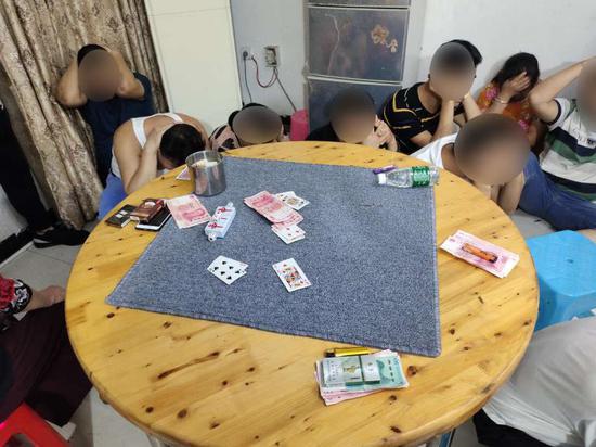 警方現場抓捕正在賭博的人員