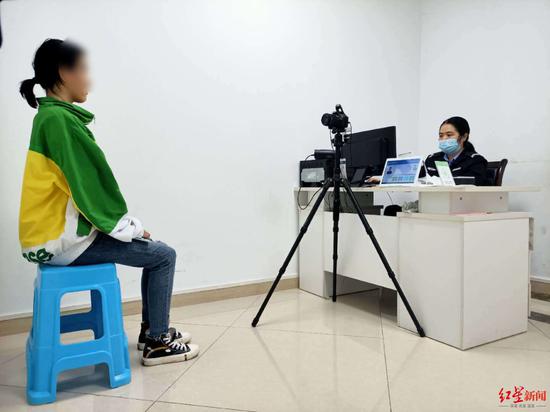 小依在拍身份證照
