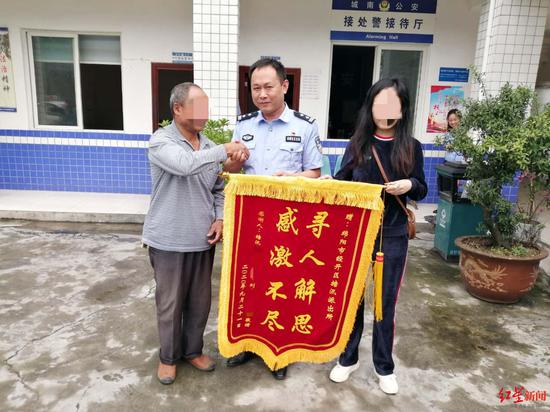 ↑劉大爺父女為民警送來(lái)錦旗表示感謝。