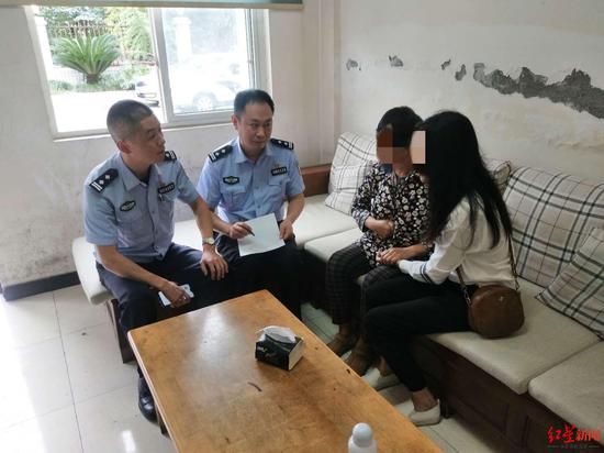 ↑民警勸回離家出走近15年的女子,助其與家人團(tuán)聚。