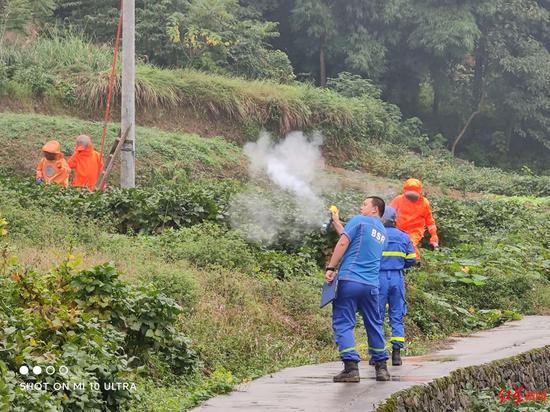 廣安藍天應急救援隊幫村民滅蜂