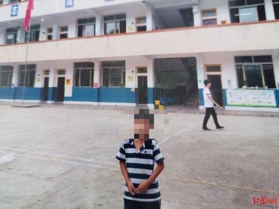 今年4月，刘平在外孙学校拍摄的照片