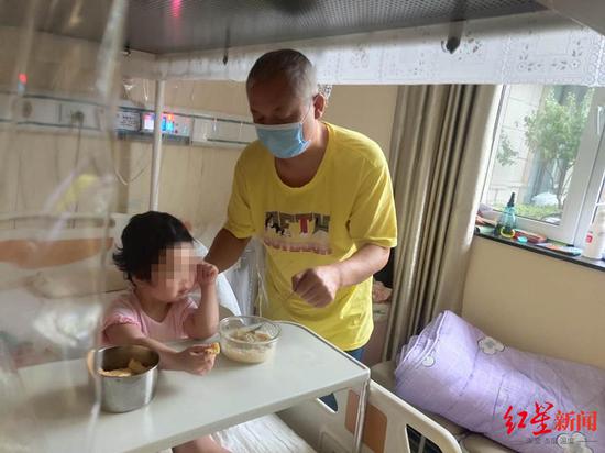 李立川照顧女兒茜茜