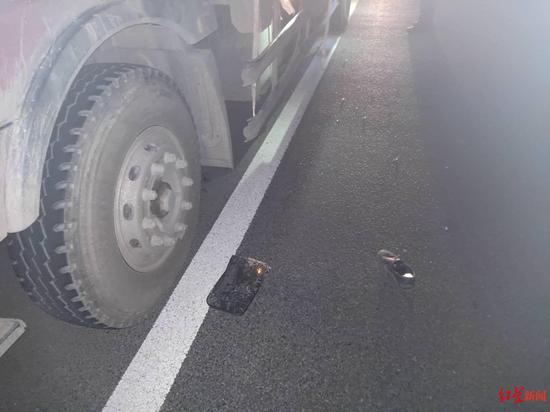 ↑現場遺留的后視鏡背板