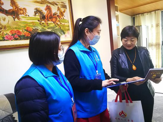 人口普查員正在進(jìn)行入戶登記