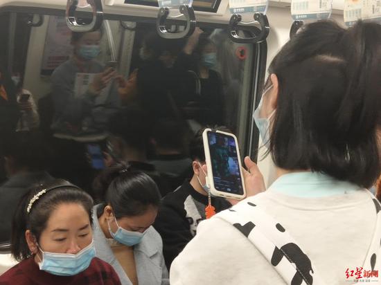▲乘客使用手機觀看視頻,未佩戴耳機,音量較小