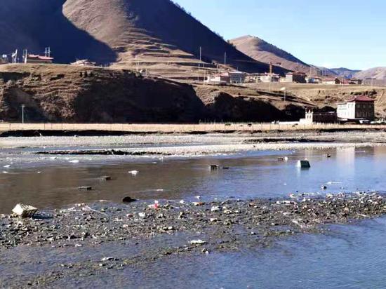 河道中間也有垃圾