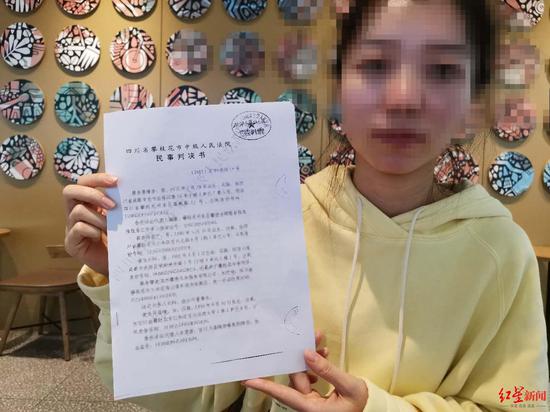 吳女士拿著判決書