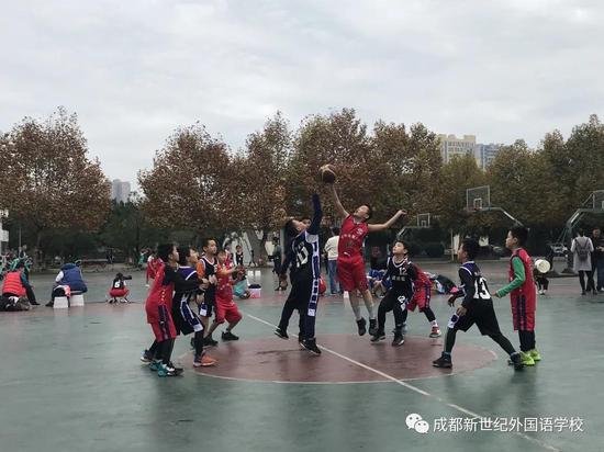 成都新世纪外国语学校由三、四、五年级同学组成的小学篮球队
