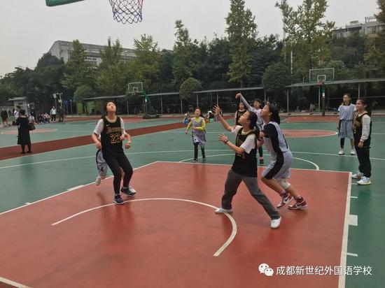 成都新世纪外国语学校初中女子篮球队赛场风采