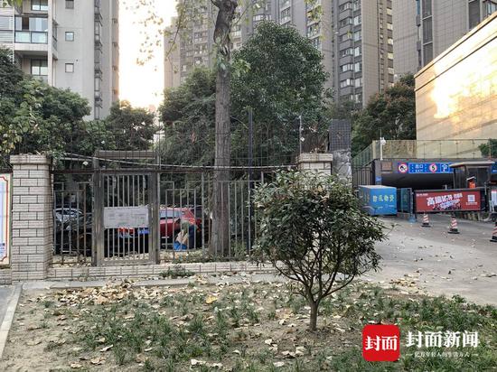 澳龍名城業主第一次自發開的側門