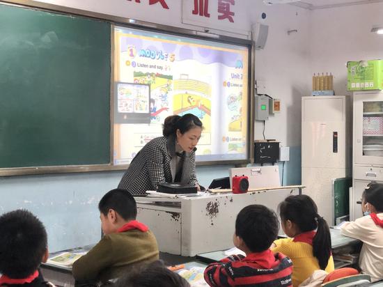 杜宣梅在讲台上上课,操作PPT。周梦颖 摄