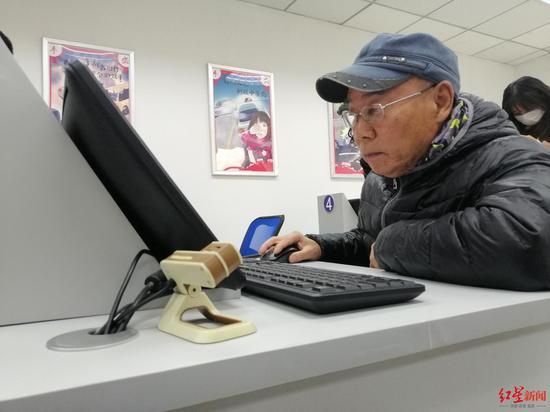 11月23日上午,71岁的邓大爷参加“能力测试”,并顺利通过