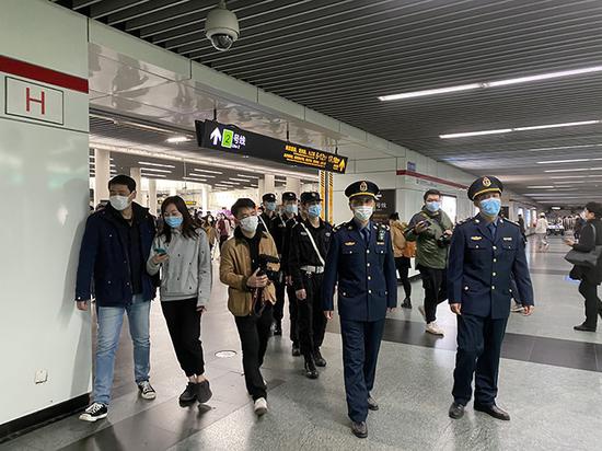 上海地铁禁止电子设备声音外放首日