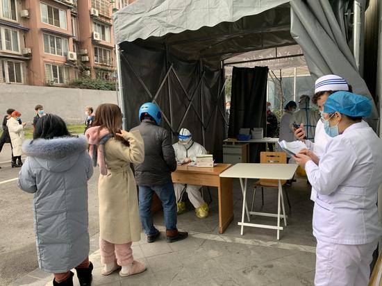 成都新华医院核酸检测点，不少市民前来检测。