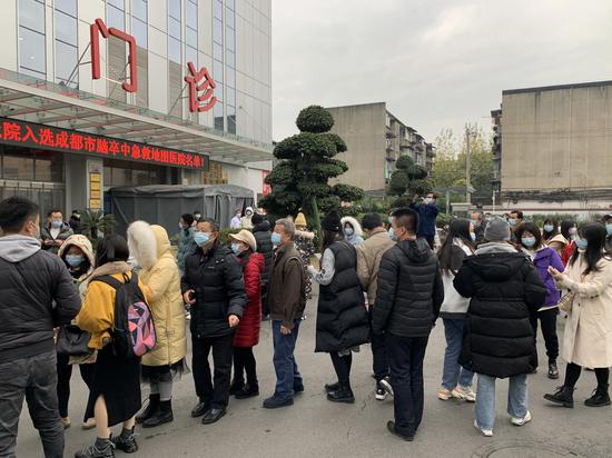 成都新華醫院核酸檢測點,不少市民前來檢測。