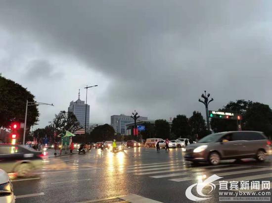 早上的宜賓天色暗沉。(宜賓新聞網 楊萬洪 攝)
