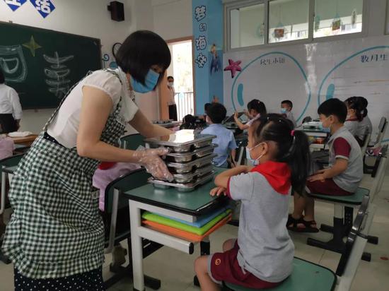温江区嘉祥外国语学校分批有序在教室用餐