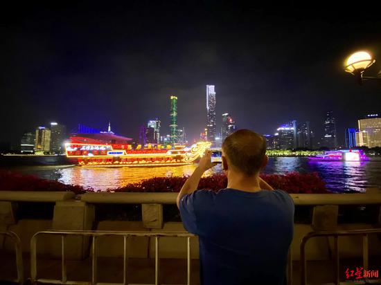 ↑今年11月彭志刚与大队战友赴广东办案完毕后观赏珠江夜景。