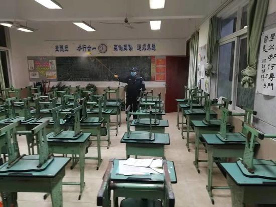 温江中学实验学校进行教室消杀工作