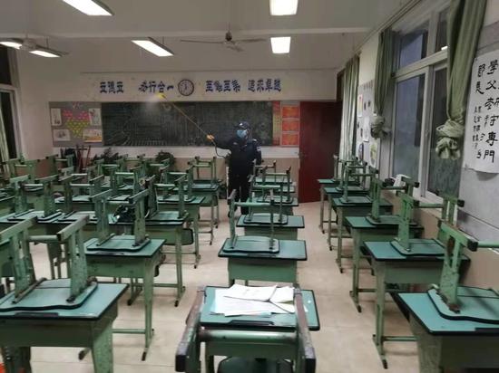 溫江中學實驗學校進行教室消殺工作
