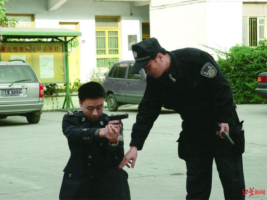 ↑2007年彭志刚到基层派出所指导新警训练。