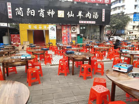 △“简阳肖神仙羊肉汤”外摆放大量餐桌