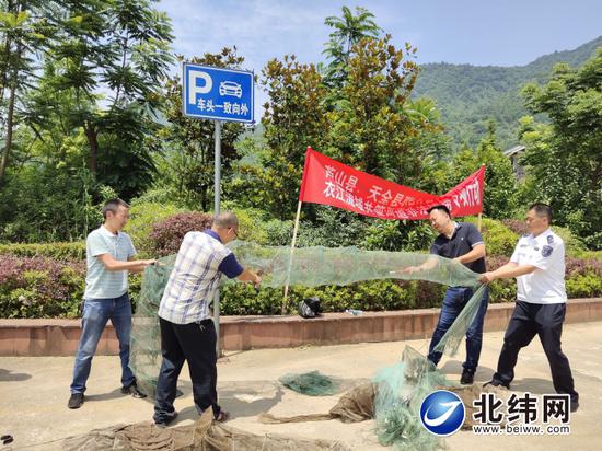 現(xiàn)場(chǎng)銷(xiāo)毀非法捕撈漁網(wǎng)