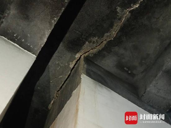 負(fù)二樓停車場(chǎng)的裂縫