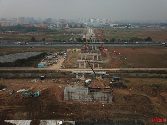 跨繞城橋橋梁的施工現場(工程方供圖)