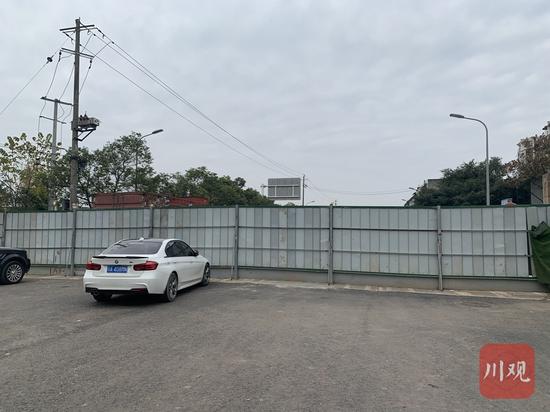 记者采访期间,锦绣路区域不少路段因修路封闭,外来人员停车非常不方便