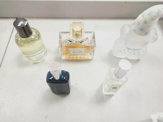 同学们带来自己喜欢的香水在班上分享