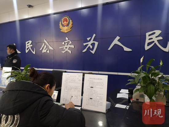 德阳市区一派出所内,一位大姐正在为孩子申领居住证