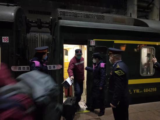 医疗队员抵达武昌站。受访者供图