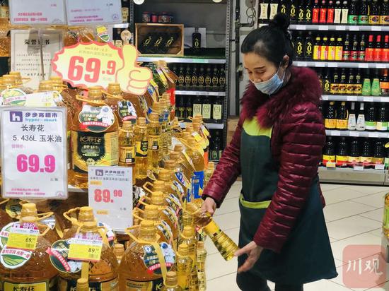 泸州市江阳区摩尔国际广场步步高超市里，工作人员孙丽群正在做货品清点。刘钰汶 摄