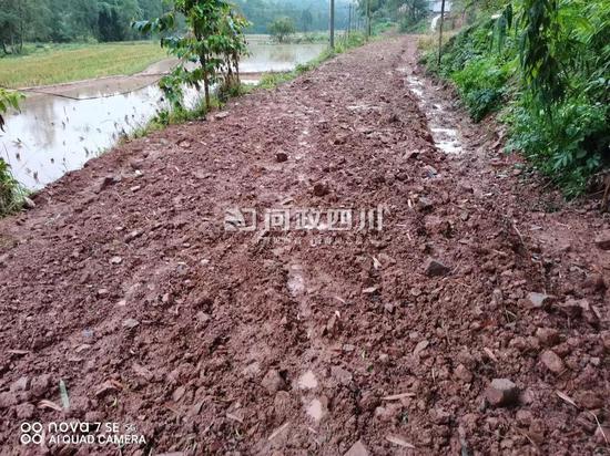 被挖烂后的村路