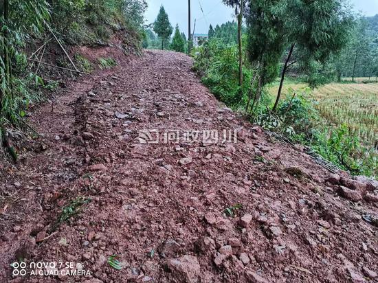 村路硬化半路停工,给村民们生活带来极大不便