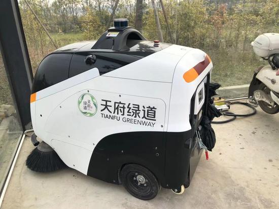 智慧无人扫地机,可主动识别游客,并迅速避开人群。摄影 陈碧红