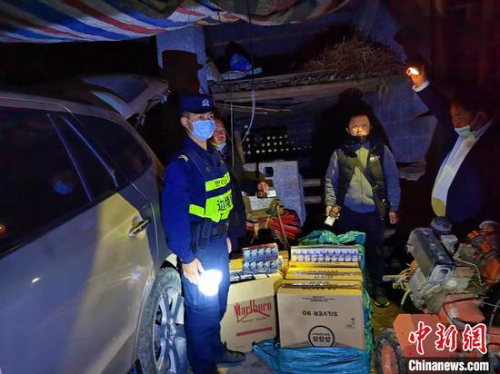 图为民警对车上物品进行现场检查。 邓敦宇 摄