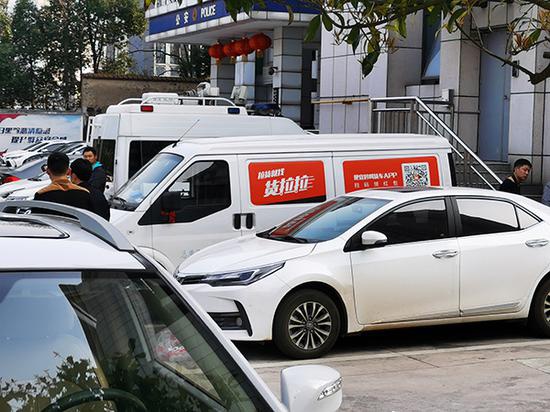 事發后,涉事的貨拉拉面包車被扣押在麓谷派出所。澎湃新聞記者 朱遠祥 圖