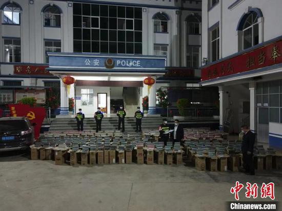 图为涉嫌走私香烟。 邓敦宇 摄