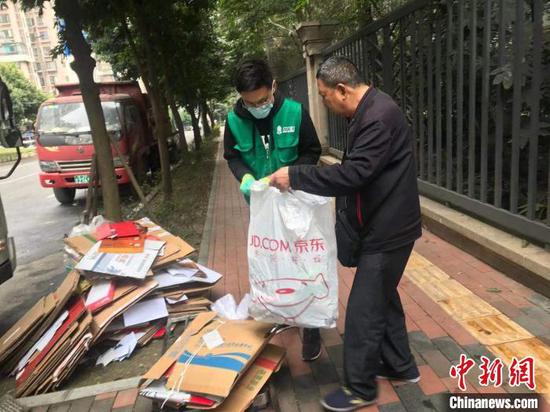 工作中的張泉。 岳依桐 攝