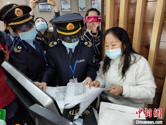 成都市衛(wèi)生計生監(jiān)督執(zhí)法支隊工作人員檢查一美容店。 王鵬 攝