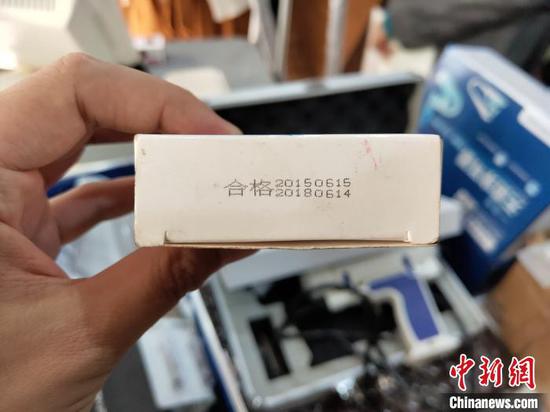成都市衛(wèi)生計生監(jiān)督執(zhí)法支隊工作人員檢查一美容店。 王鵬 攝