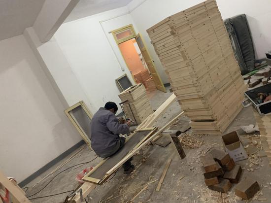 木工正在做新的木门框