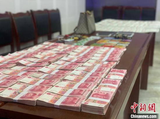 警方现场查获现金。四川省公安厅供图