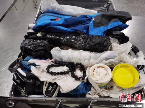成都海關關員查獲的美“黑”象牙手串。 成都海關供圖