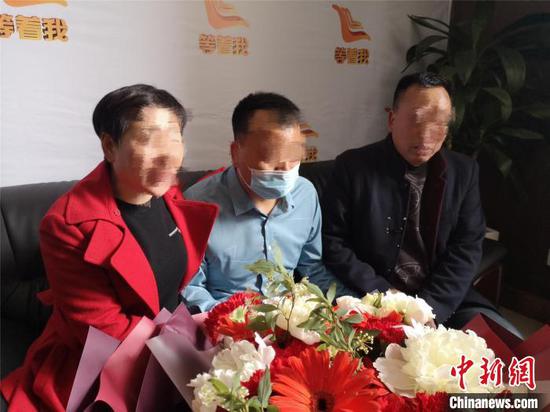 刘玉华和李宗福见到了被拐35年的儿子李之波。　查旭阳　摄