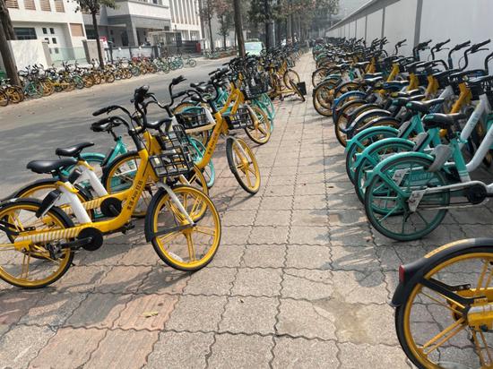 焦家巷美團單車、青桔單車倒伏、占用盲道亂停放。