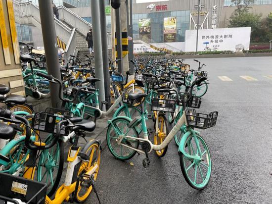 科華北路磨子街路口美團單車、青桔單車、哈啰單車占用行車道亂停放。